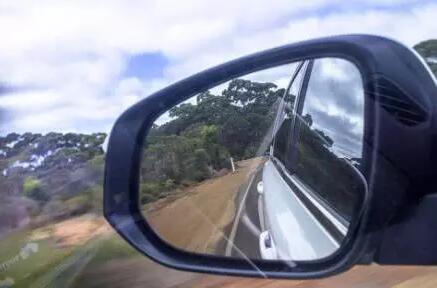 小小后視鏡導(dǎo)致一瞬間車毀人亡! 小小后視鏡導(dǎo)致一瞬間車毀人亡!